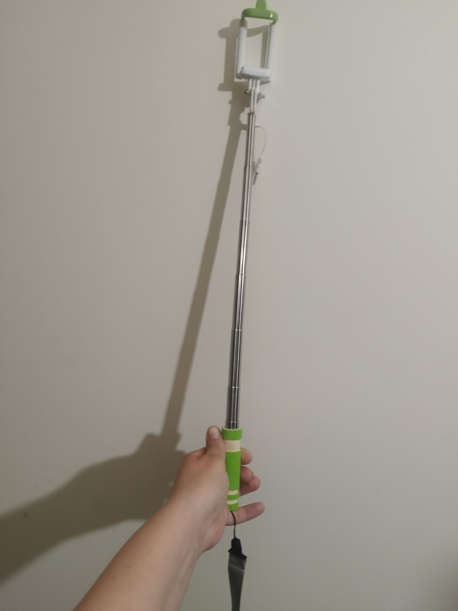 Teleskopowy selfie stick do telefonu z kablem