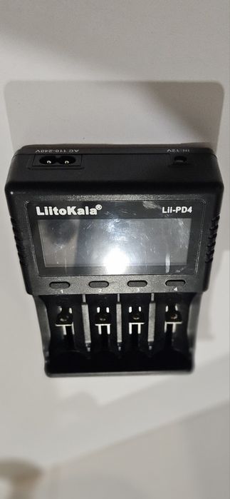 Продам зарядное устройство Litokala Lii PD4