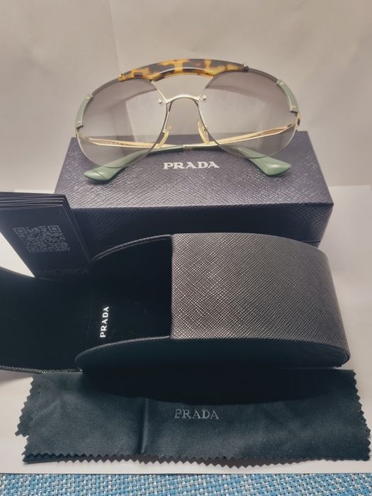Солнцезащитные очки Prada