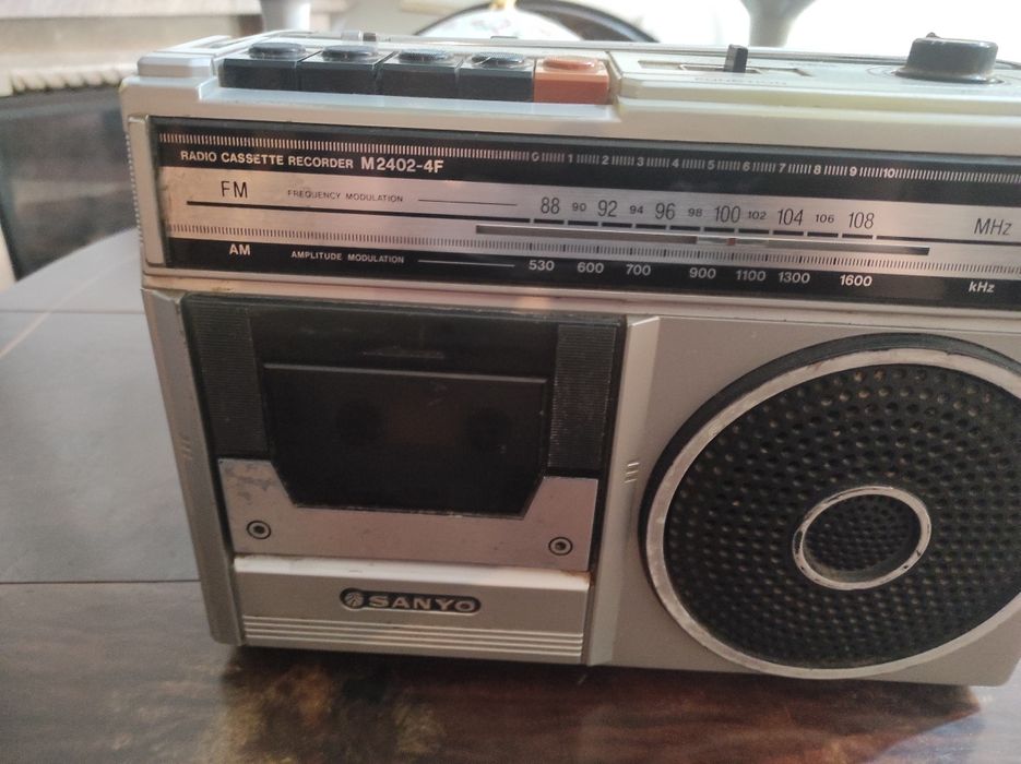 Radio antigo da Sanyo e Radio Stereo 1000