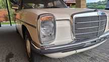Ładny 50-letni mercedes w115
