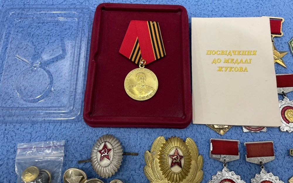 Значки знаки ссср разные смотрите фото . Не пропаганда!