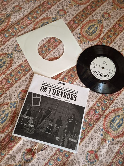 Vinil single com temas de Os Tubarões e Os Dardos