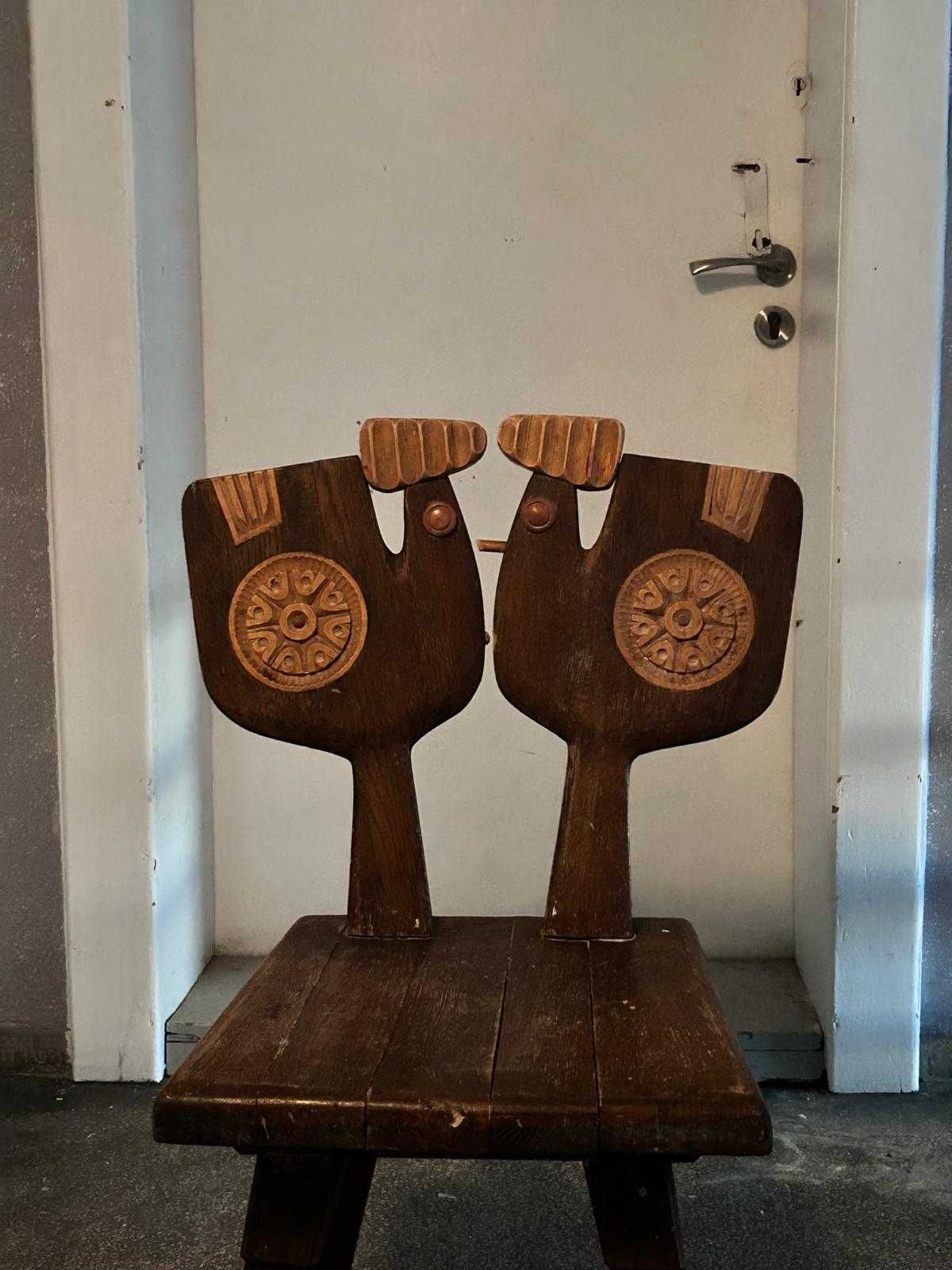 Rzeźbiony stół z litego dębu z dwoma krzesłami, produkcja Polska