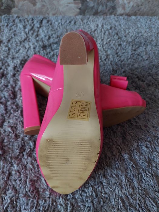 Відкриті яскраво рожеві туфельки