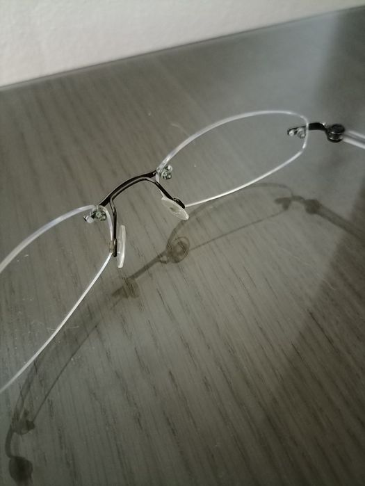 Óculos com lentes carlzeiss. Armação muito leve.