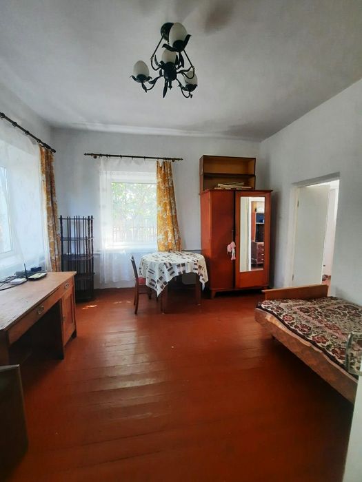 Продаж будинку поряд з містом