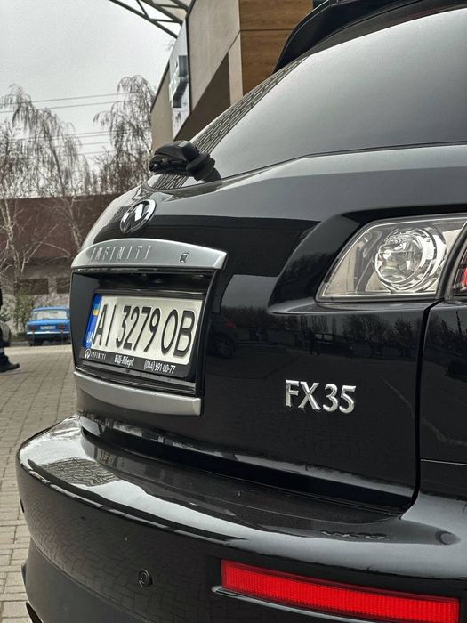 Infiniti FX35 rest