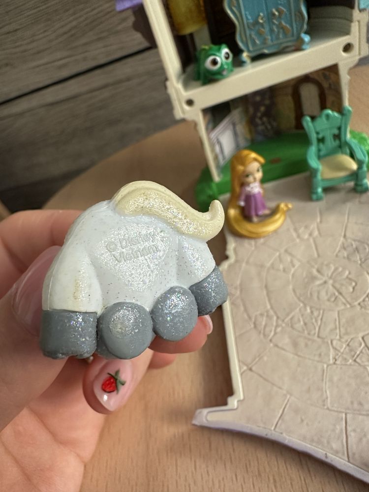 Disney store wieża Roszpunki zamek domek animators figurki maximus pas