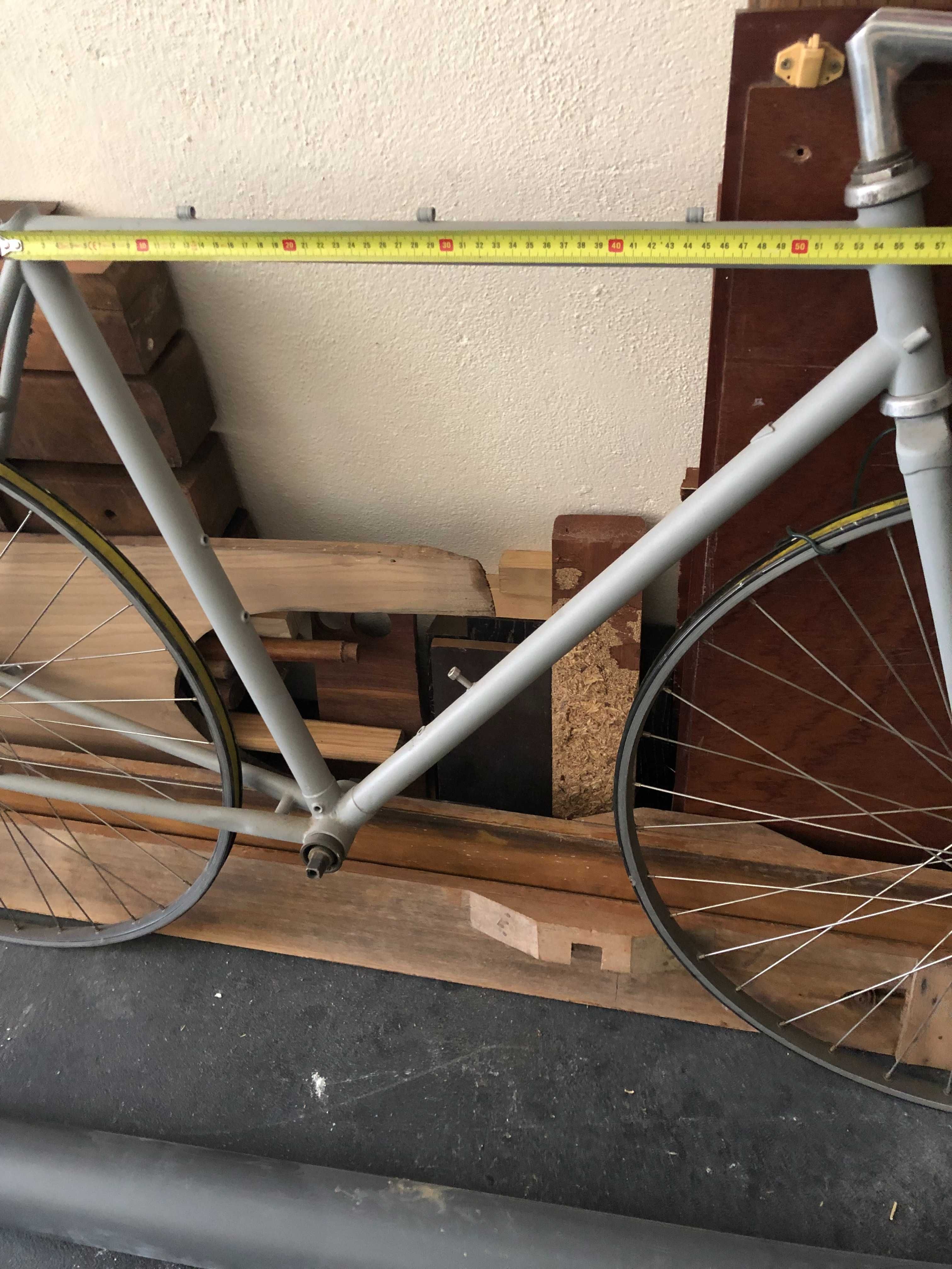 Bicicleta antiga de estrada