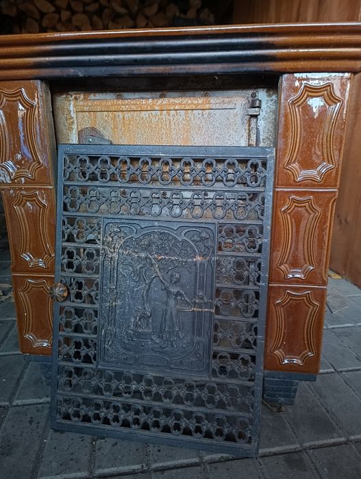 Piec kaflowy kominek wolnostojący niemiecki z ozdobnym żeliwem