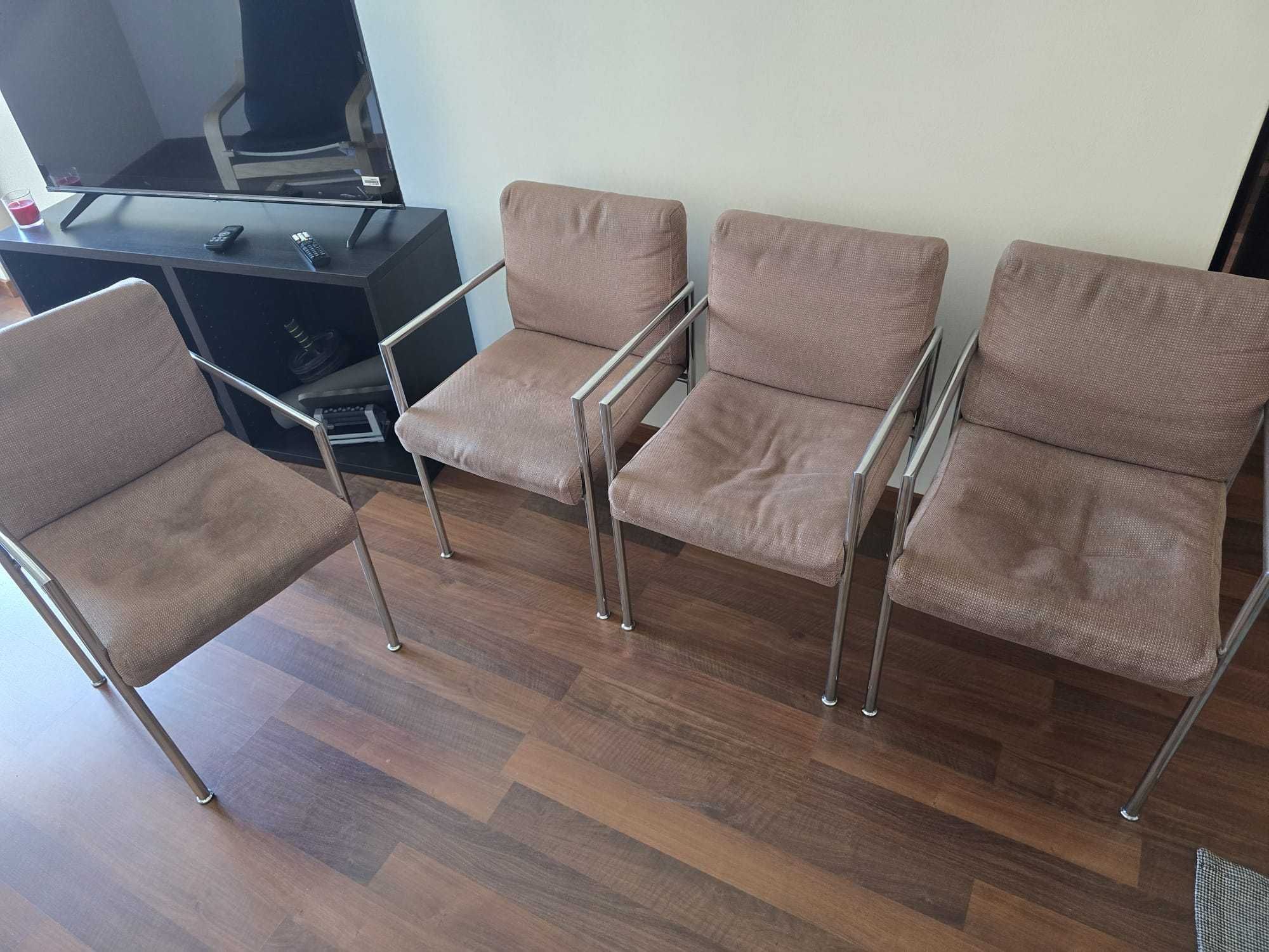 Mesa de vidro com cadeiras