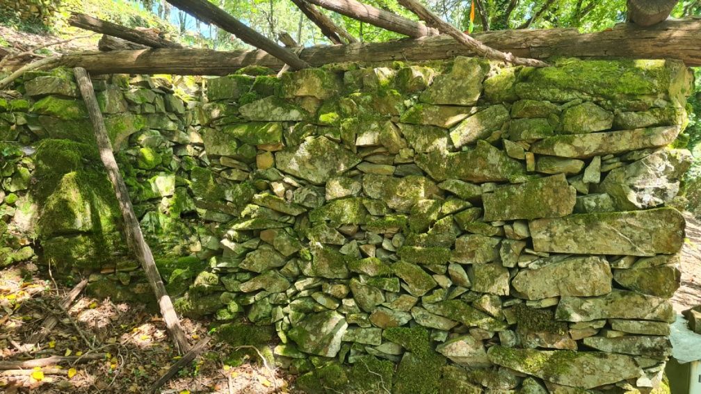 Terreno com várias ruínas na Serra de Lousã