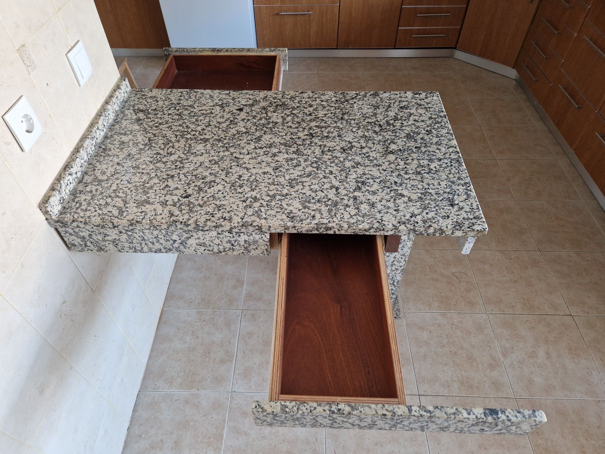 Mesa-balcão em pedra