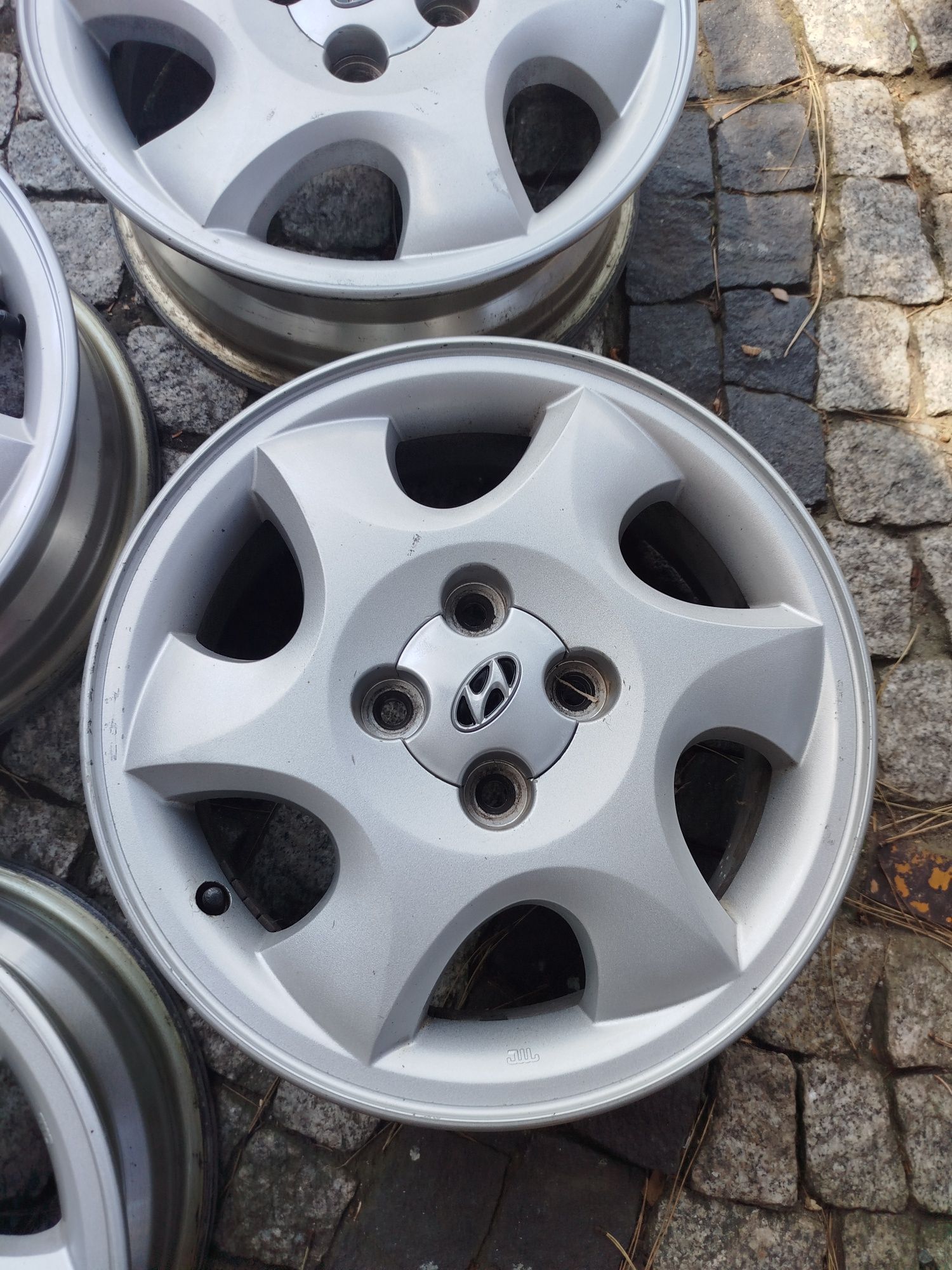 Hyundai i20 Felgi aluminiowe 4x100 Alufelgi i10 15 cali oryginalne