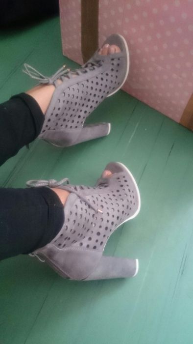 Botki wiazane zamszowe