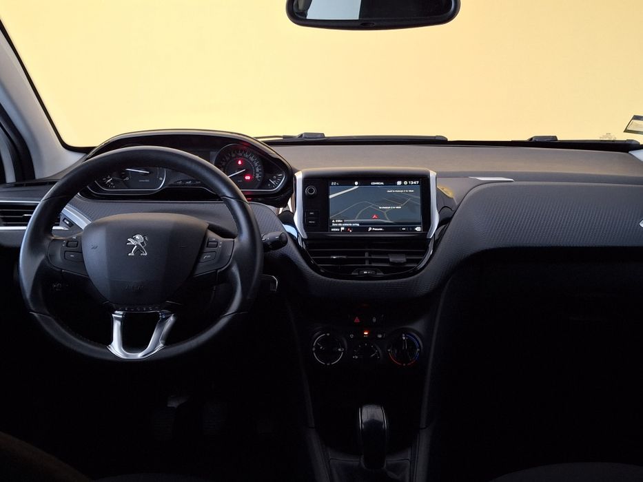 Peugeot 208 allure 1.5 Blue hdi Signature