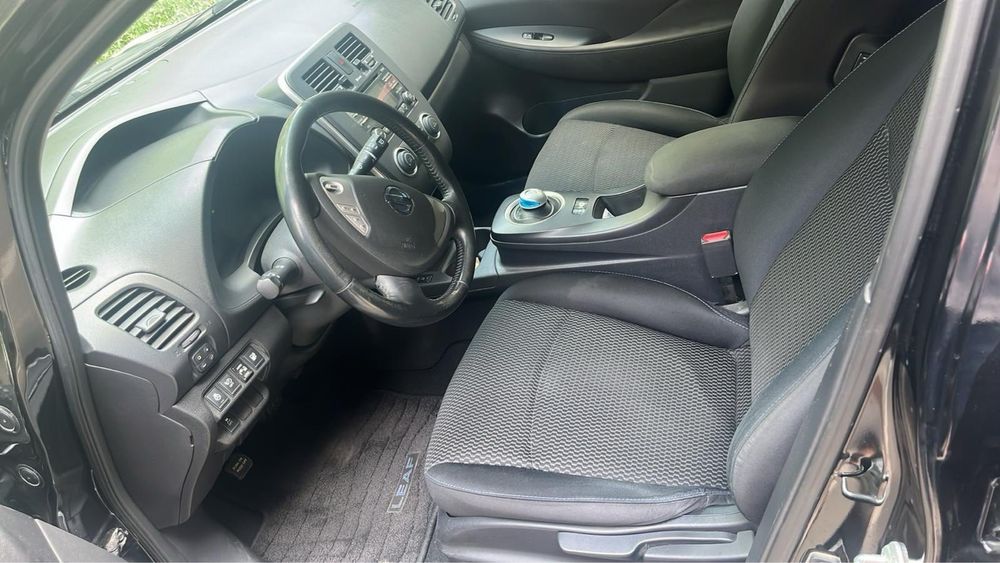 Авто nisan leaf , чудовому стані.