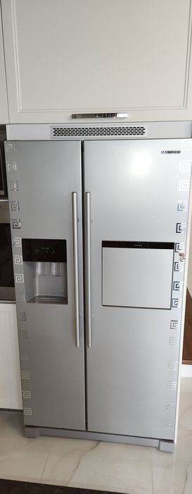 Холодильник двокамерний Samsung з льодом для віскі-вина і хол. водою