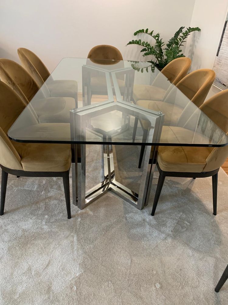 Mesa de jantar em vidro e pés em inox