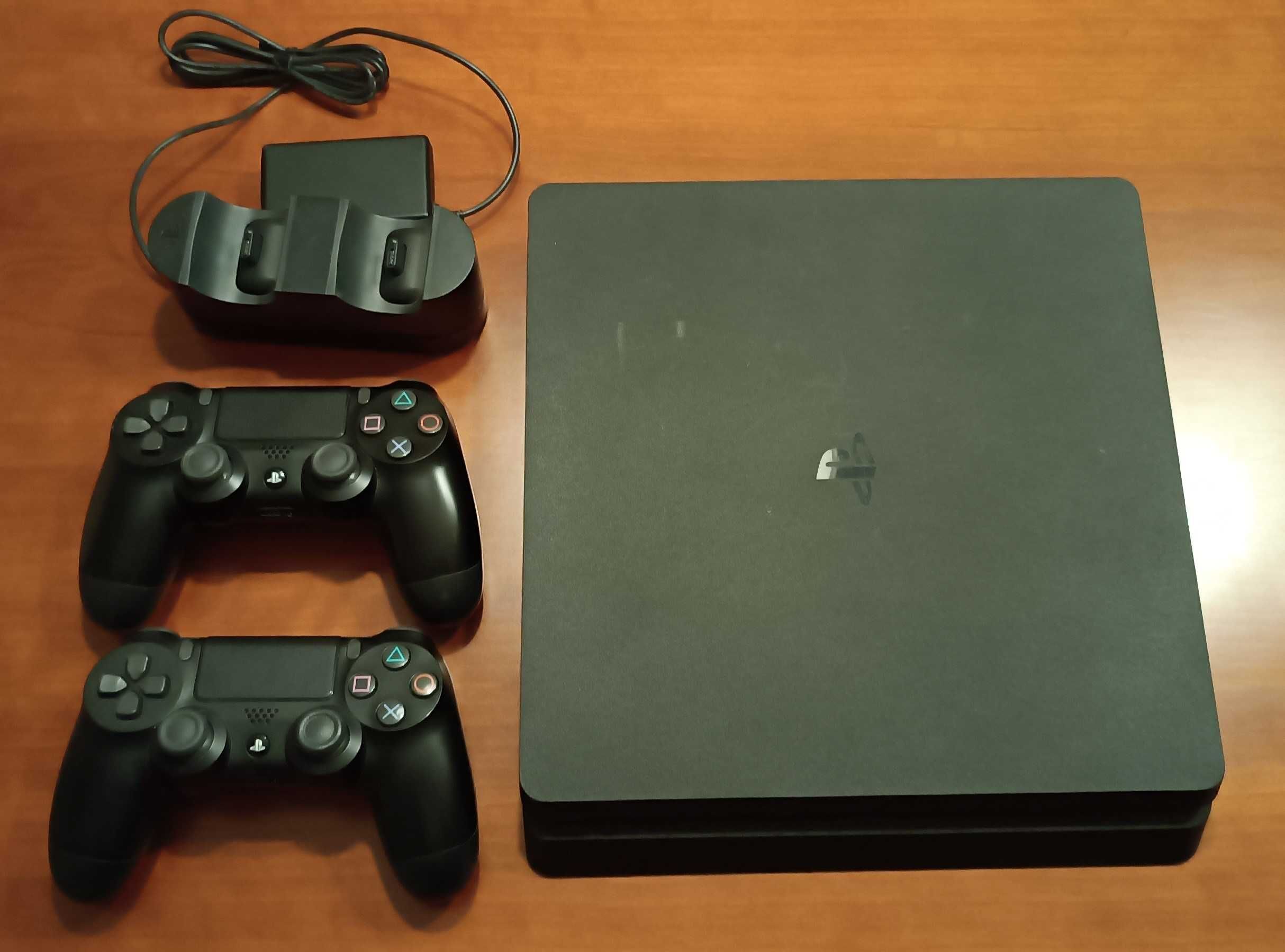 Consola PlayStation 4 (PS4) com 2 comandos, carregador e 4 jogos