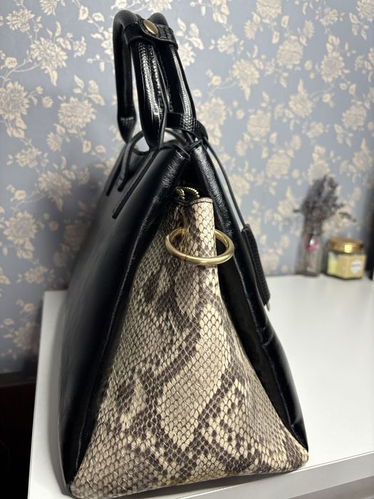 сумка-тоут лакована зі вставкою зі зміїної шкіри