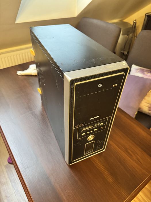 Obudowa komputera z płytą główną, procesorem i RAM