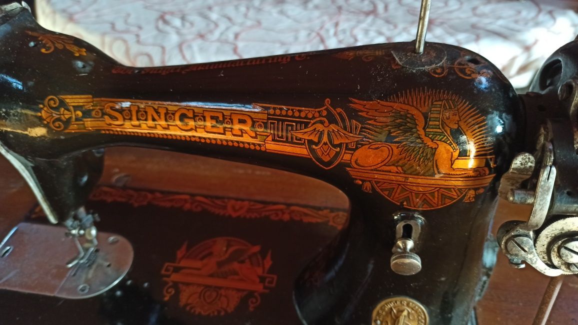 Máquina costura Singer antiga a funcionar
