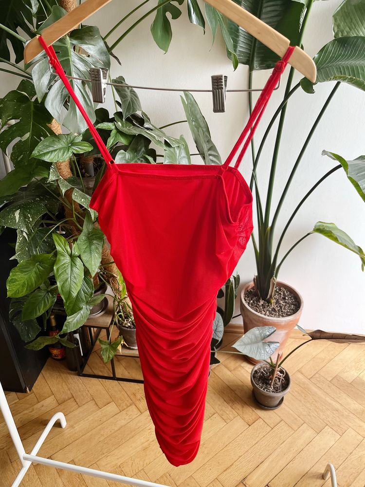 Czerwona sukienka mini na ramiączkach, tuba, drapowana, obcisła