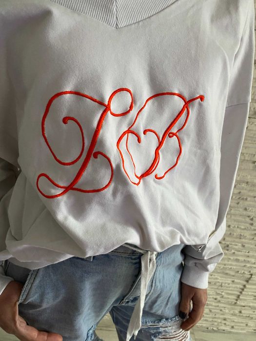 Lola Bianka bluza na jedno ramię oversize logo blaszka Uni