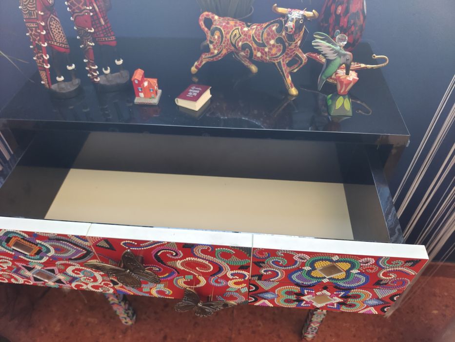 Konsola wysoki połysk, czarna,biała ozdoby ręcznie robione