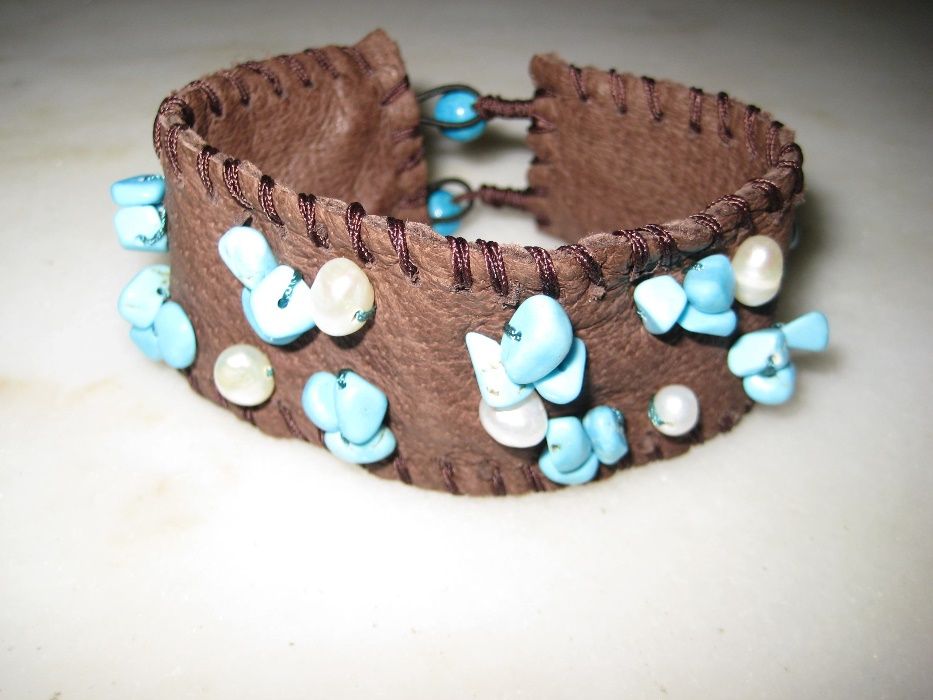 Pulseira em pele, pérolas e ped.preciosas(NOVA)