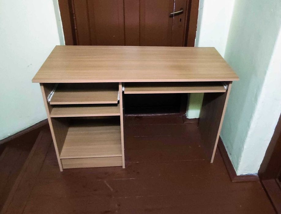 Stolik / biurko komputerowe z wysuwanymi półkami
