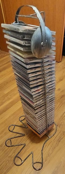Designerski stojak na 38 płyt CD