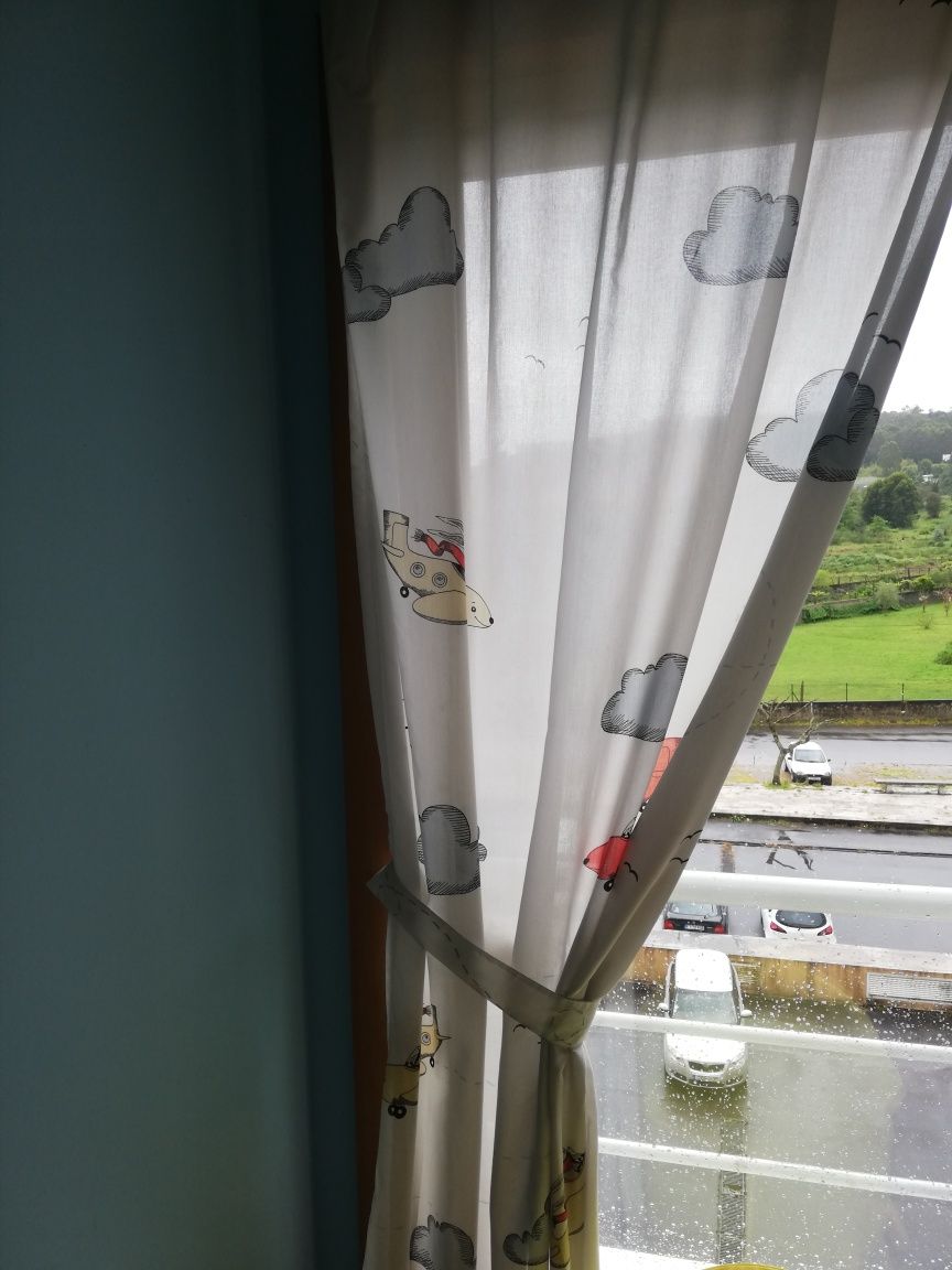 Tapete e cortinas para quarto de criança