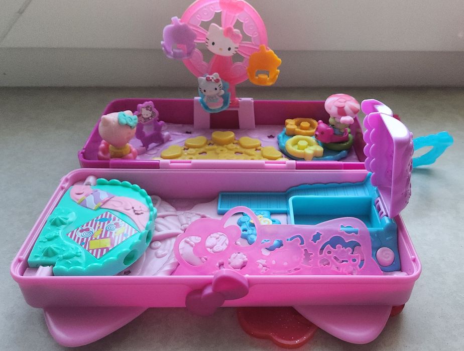 Piórnik kreatywny Hello Kitty wesołe miasteczko z figurkami