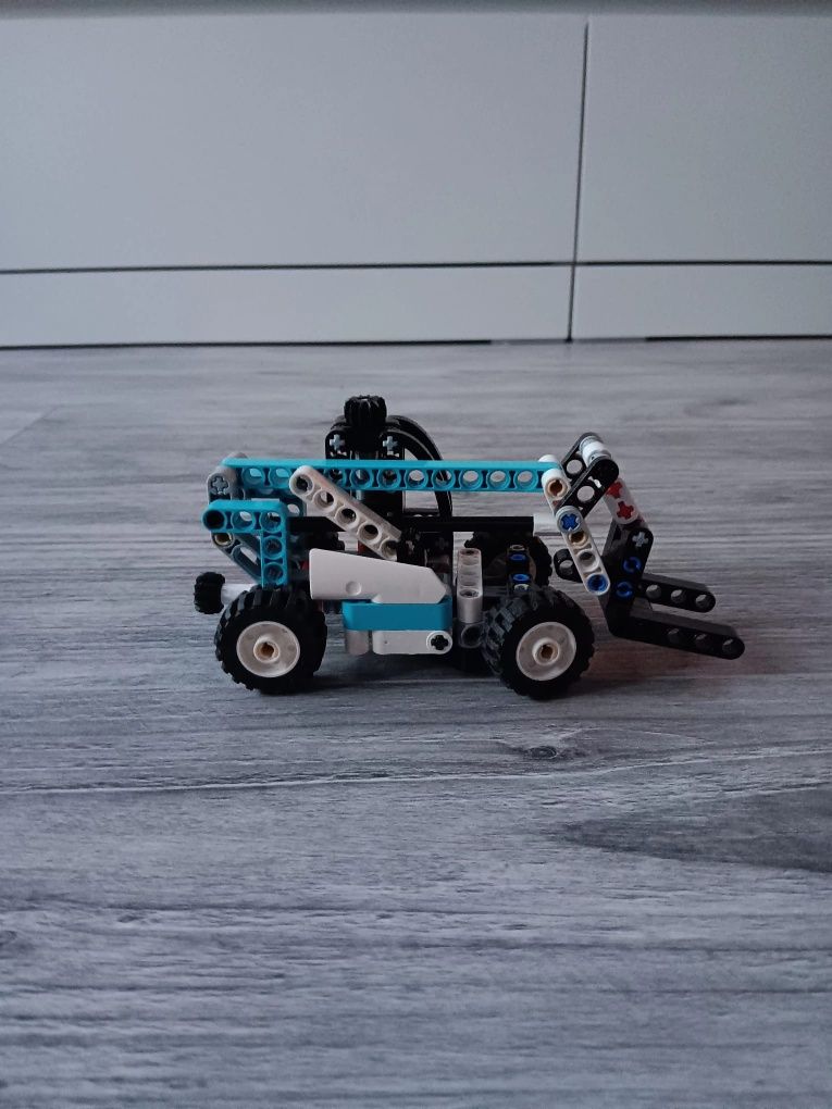 Wózek widłowy z klocków LEGO