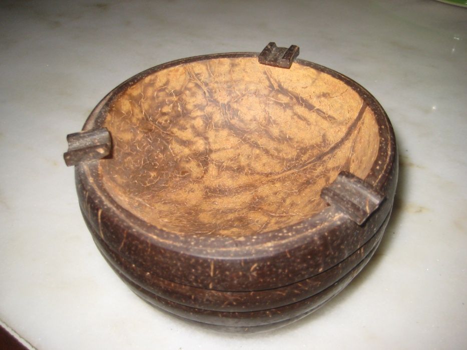 Cinzeiro de artesanato africano em coco, em estado NOVO