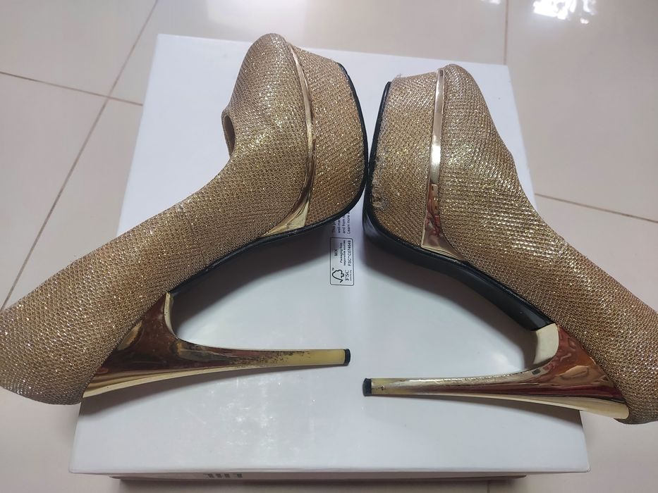 Sapatos dourados de senhora da S. Fashion