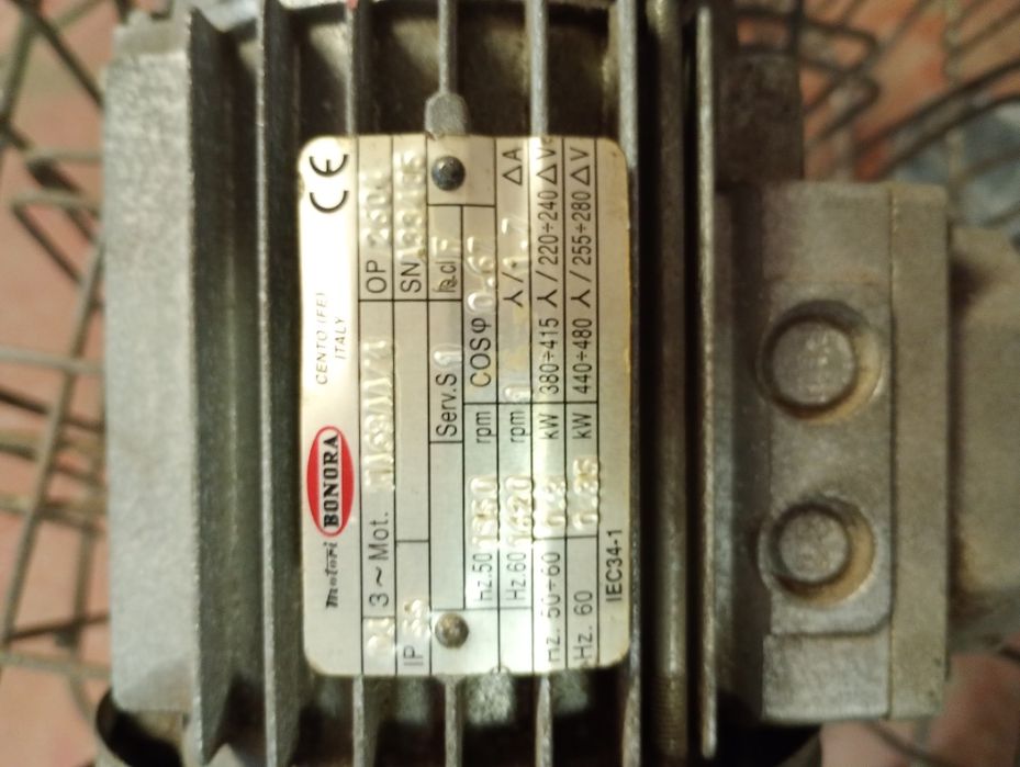 Електродвигун з редуктором