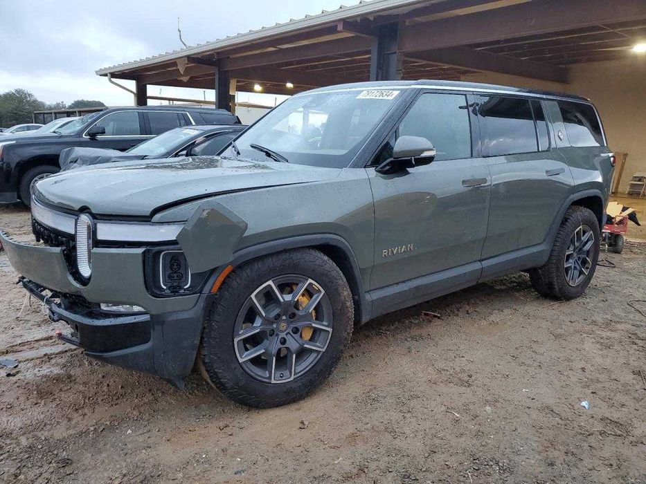 2024 Rivian R1S Launch Edition в порту