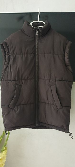 Жилет шоколадного кольору