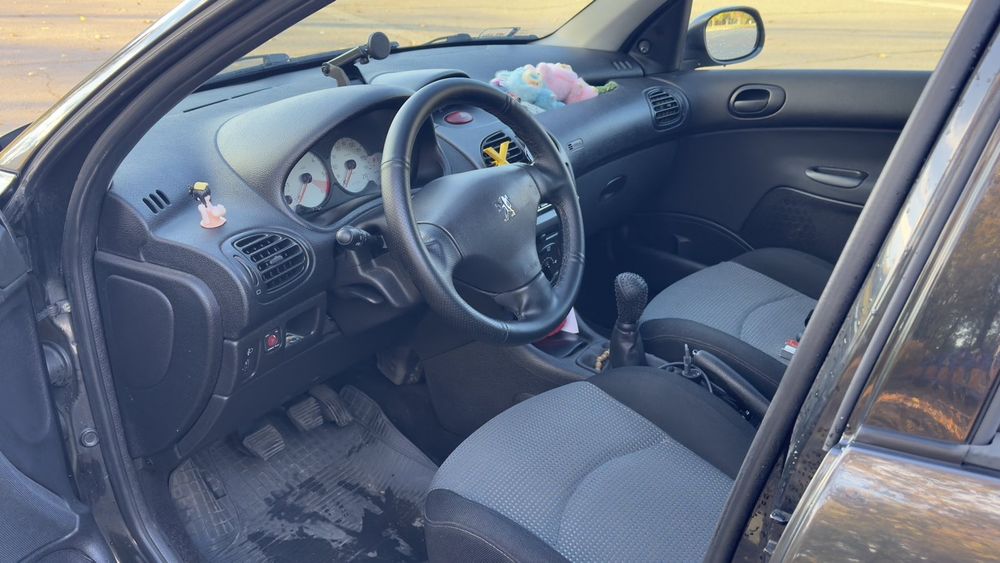 Продам пежо 206. На полном ходу.