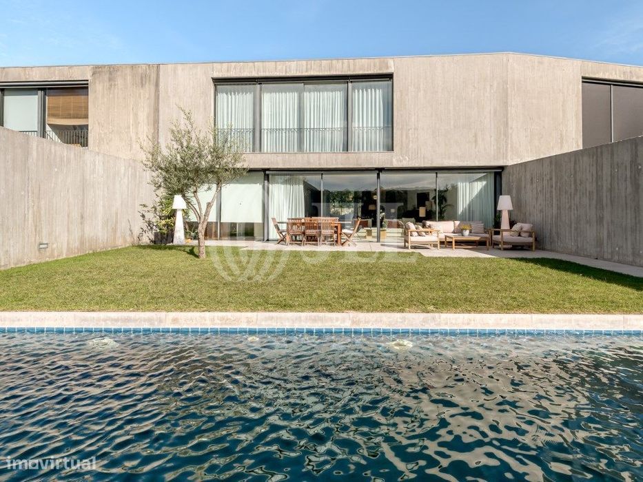 Moradia T5 em banda com piscina no Pinheiro Manso, Porto