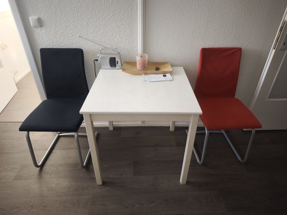 Stół dwa krzesła możliwy transport