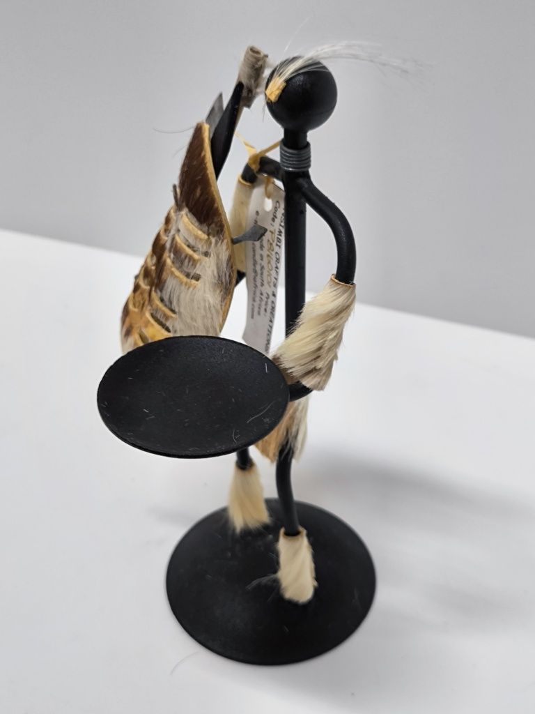 Porta-velas de metal com personagem abstrato estilo africano