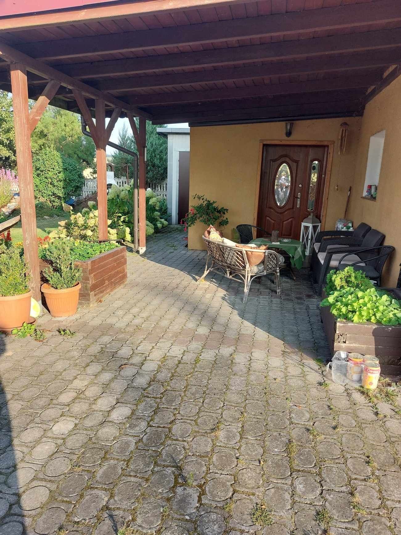 Sprzedam dom z ogrodem i garażami