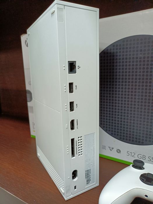 Xbox One S series 512 GB SSD , 2x pad - idealny stan