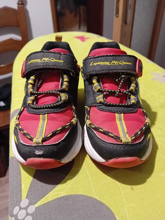 buty dziecięce 27 sportowe na wiosnę świecące zygzak mcqueen czerwone