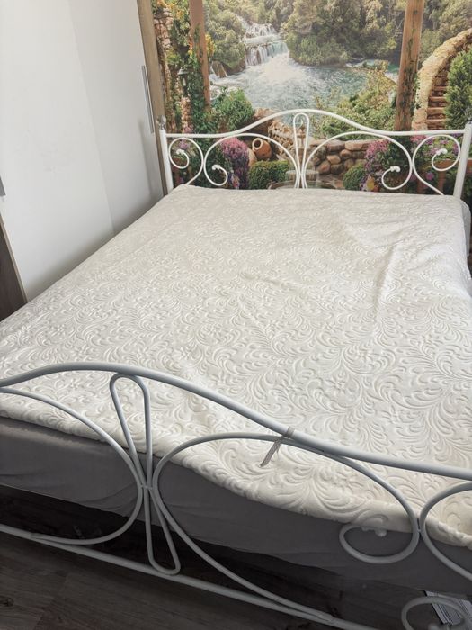 Piękne metalowe łóżko